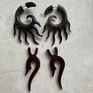 2 pairs fake wooden gauge earrings